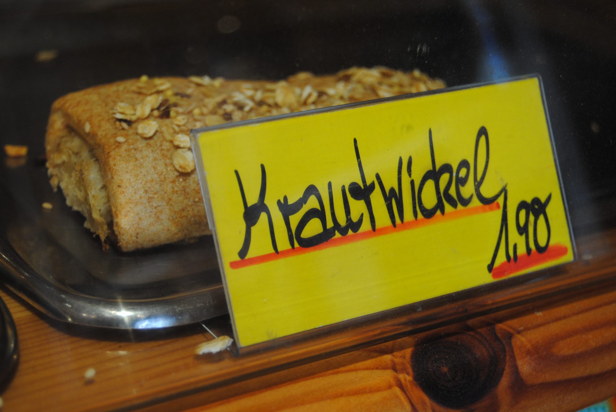 Ausergwöhnliche Spezialitäten wie hier z.B. die Krautwickel,  ein Brötchen mit leckerm Sauerkraut und Ziebeln gefüllt