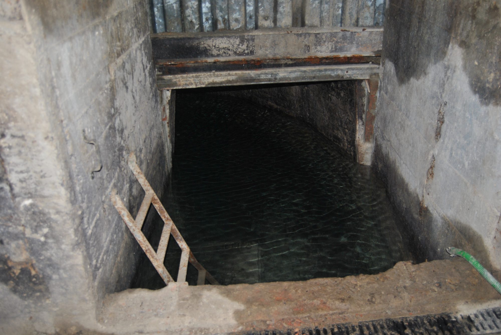 Ein Auffangbecken für Wasser Untertage... würde es das nicht geben dann würde ich jetzt schon bis zu den Knien im Wasser stehen