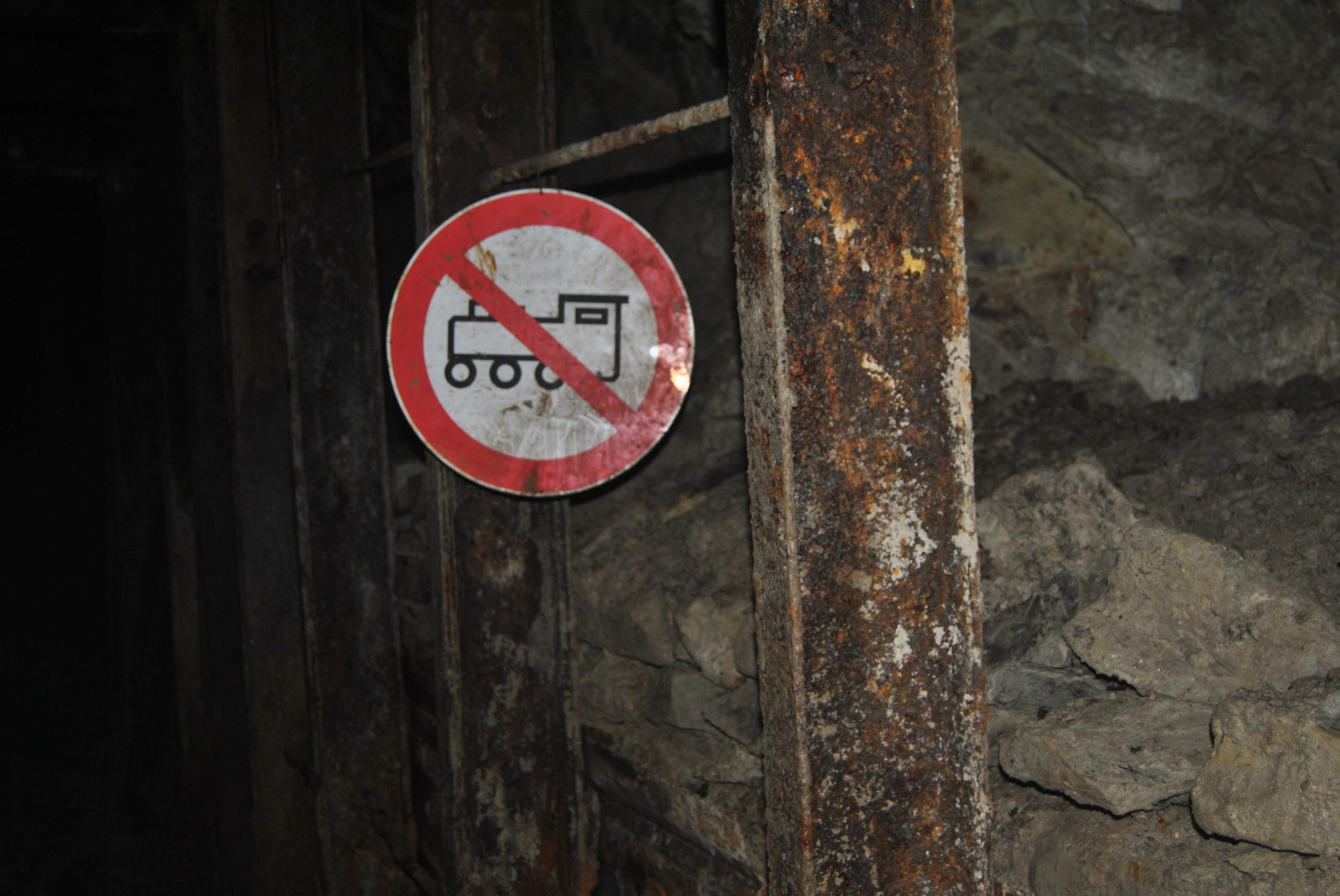 Ein altes Schild Untertage, hier enden heute die Schienen  (1)