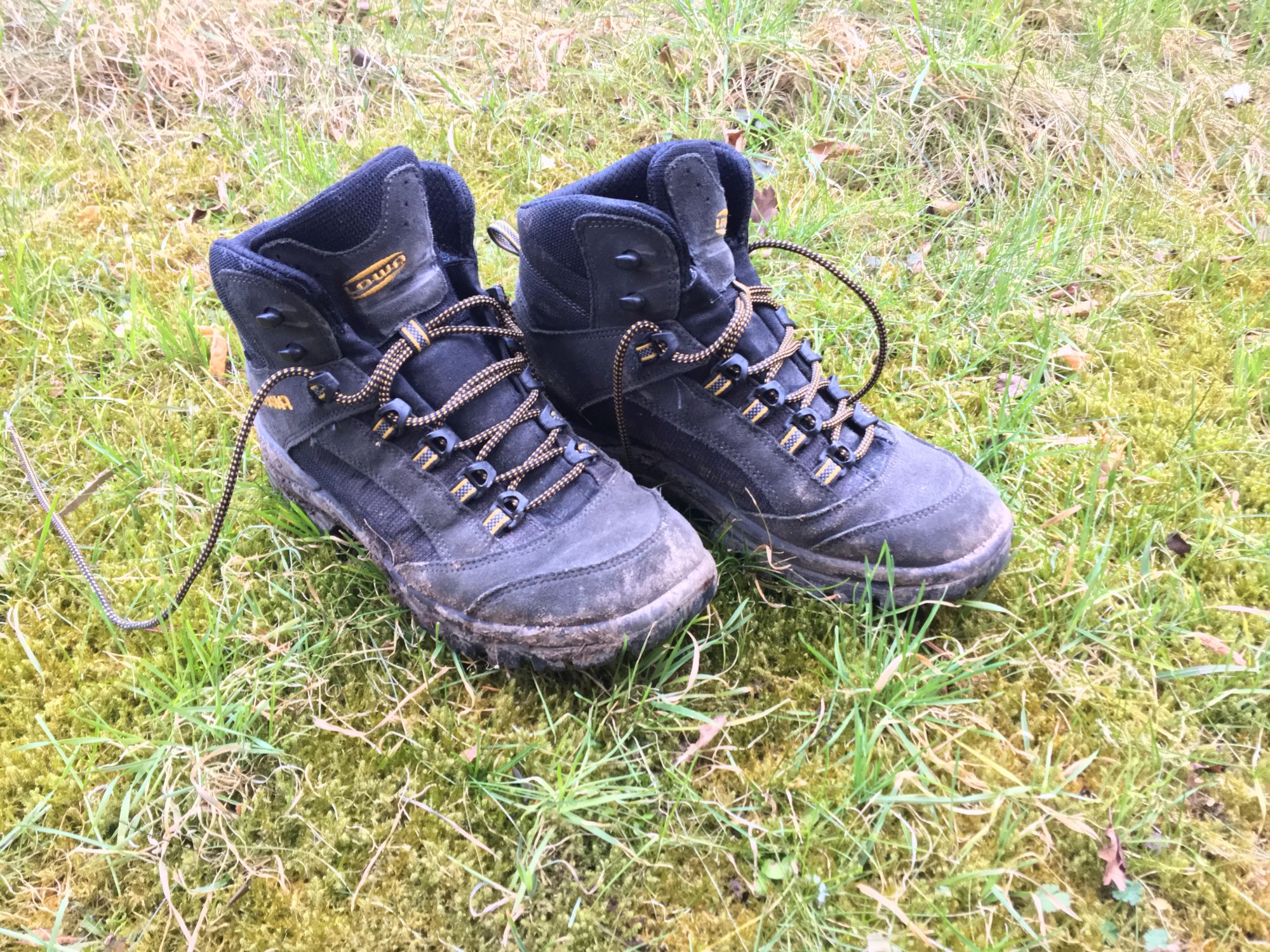Zum Steinkistengrab und auf den höchsten Gipfel des Elms Wanderschuhe aufn Rasen