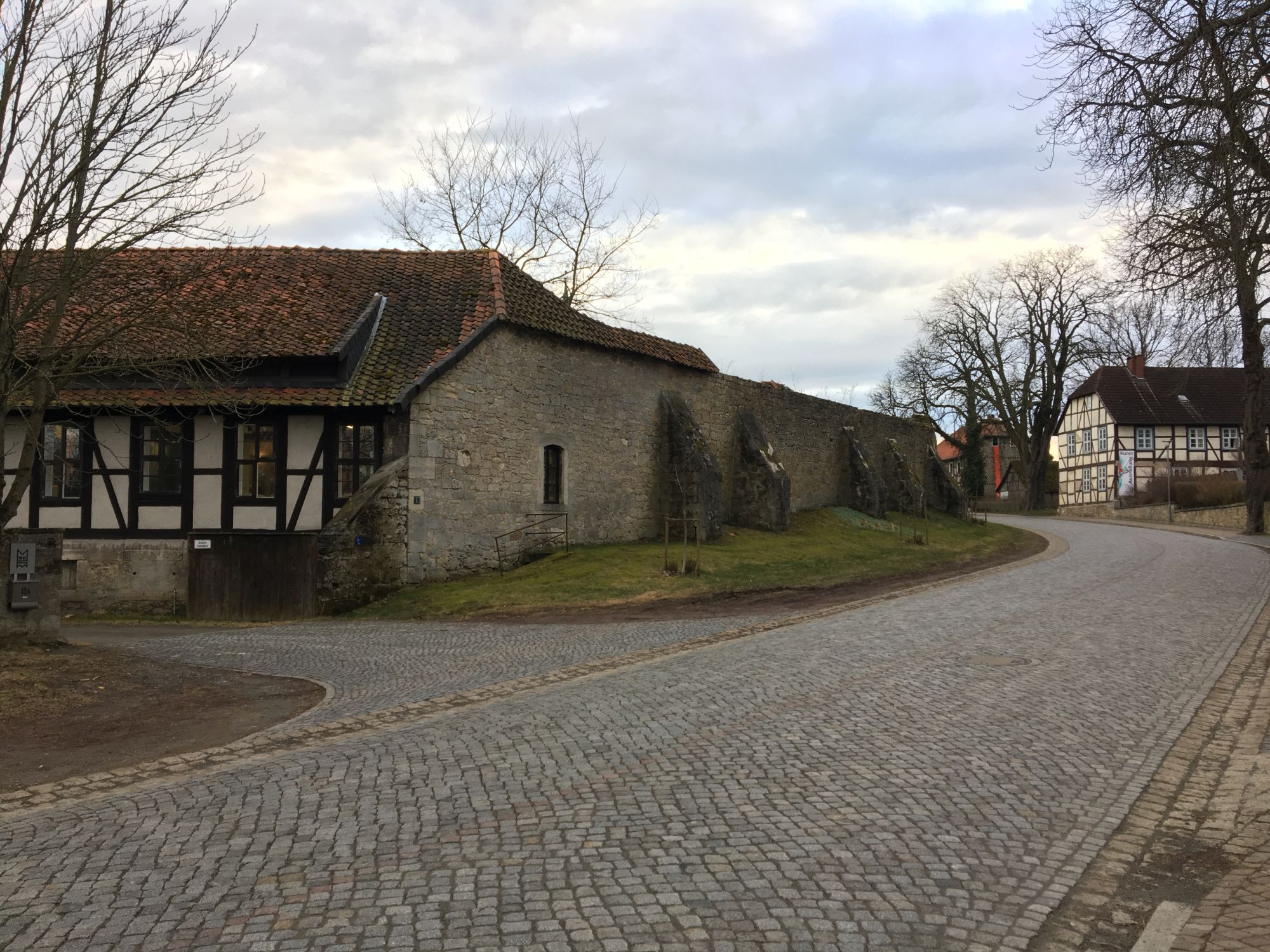 Noerdliches_Harzvorland_Rittergut_Lucklum_Aussen_Mauer_1