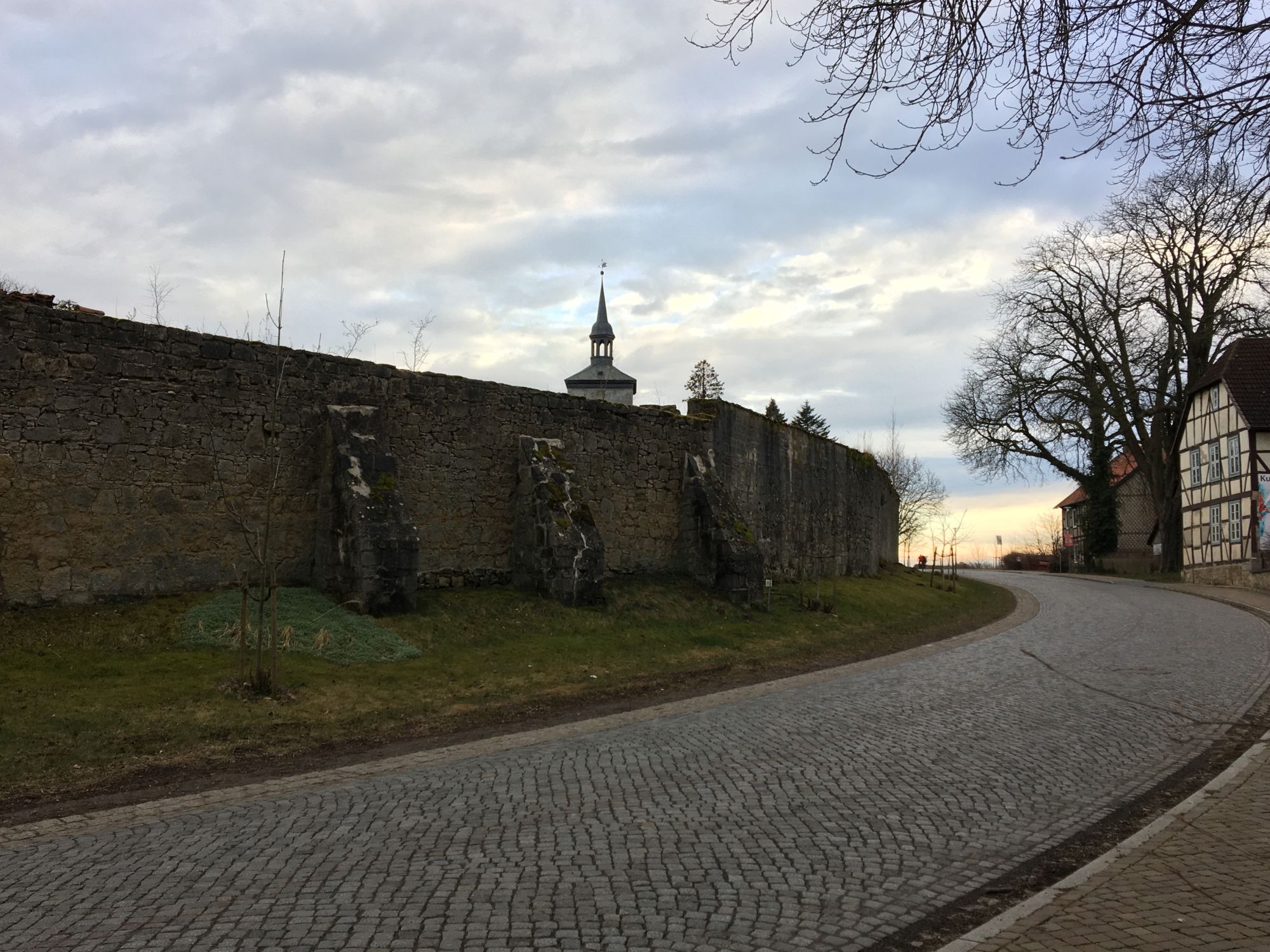Noerdliches_Harzvorland_Rittergut_Lucklum_Aussen_Mauer_3