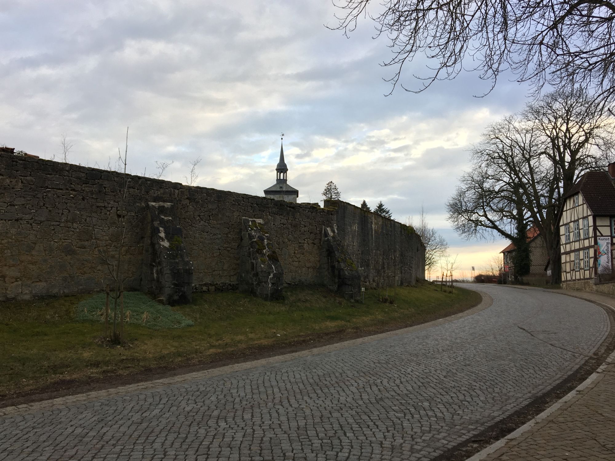 Noerdliches_Harzvorland_Rittergut_Lucklum_Aussen_Mauer_4