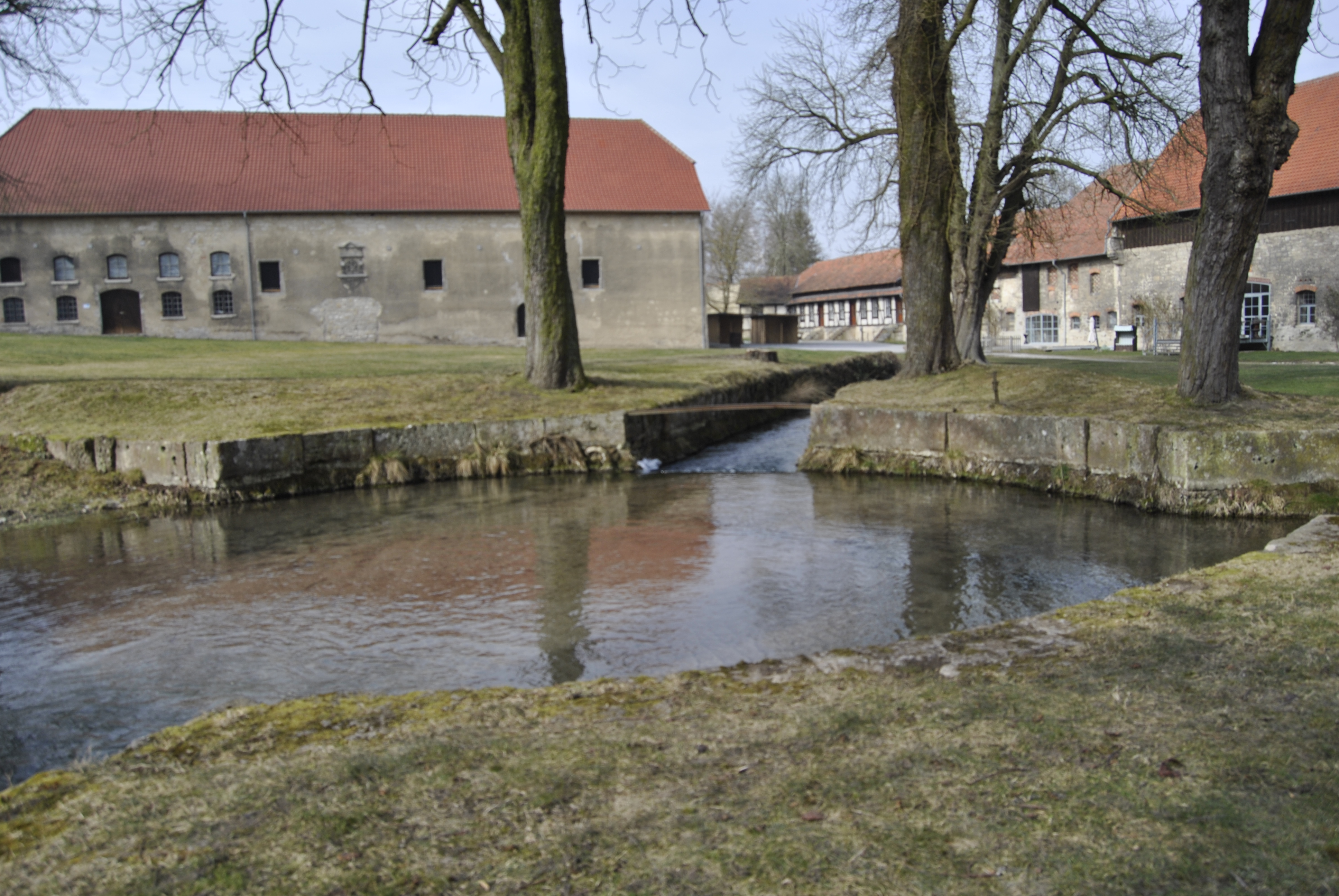 Noerdliches_Harzvorland_Rittergut_Lucklum_Innenhof_Wabe_Wasch