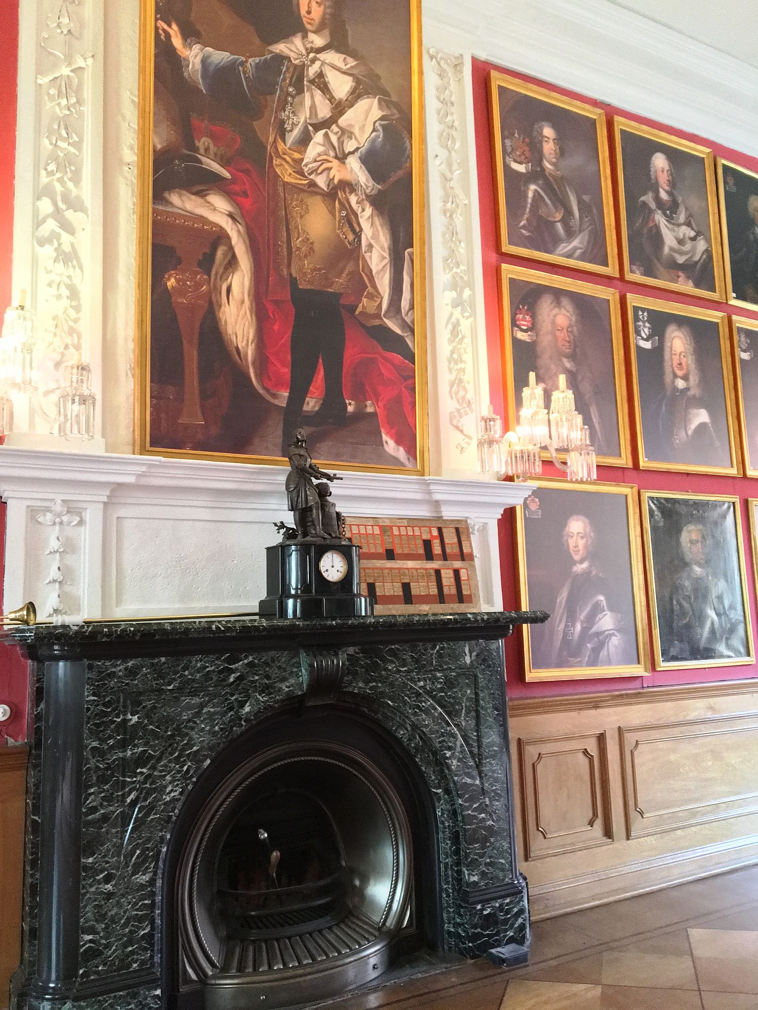 Noerdliches_Harzvorland_Rittergut_Lucklum_Rittersaal_Portraits2