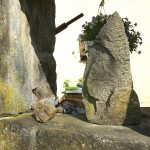 An der Skulptur vorbei ist ein Blick in den Garten hinter der Mauer möglich. / Beate Ziehres