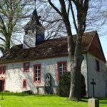 Bodenstein: Kirche mit einem Gebäude des Klosterhofs im Hintergrund / Beate Ziehres