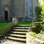 Idyllischer Hintereingang der St. Georgskirche / Beate Ziehres