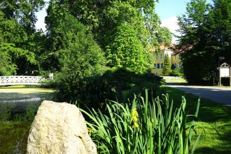 Märchenhaft: ein Ausflug in den Schlosspark Destedt Schlossteich und Eingang zum Park. Im Hintergrund das Gutshaus in Destedt / Beate Ziehres