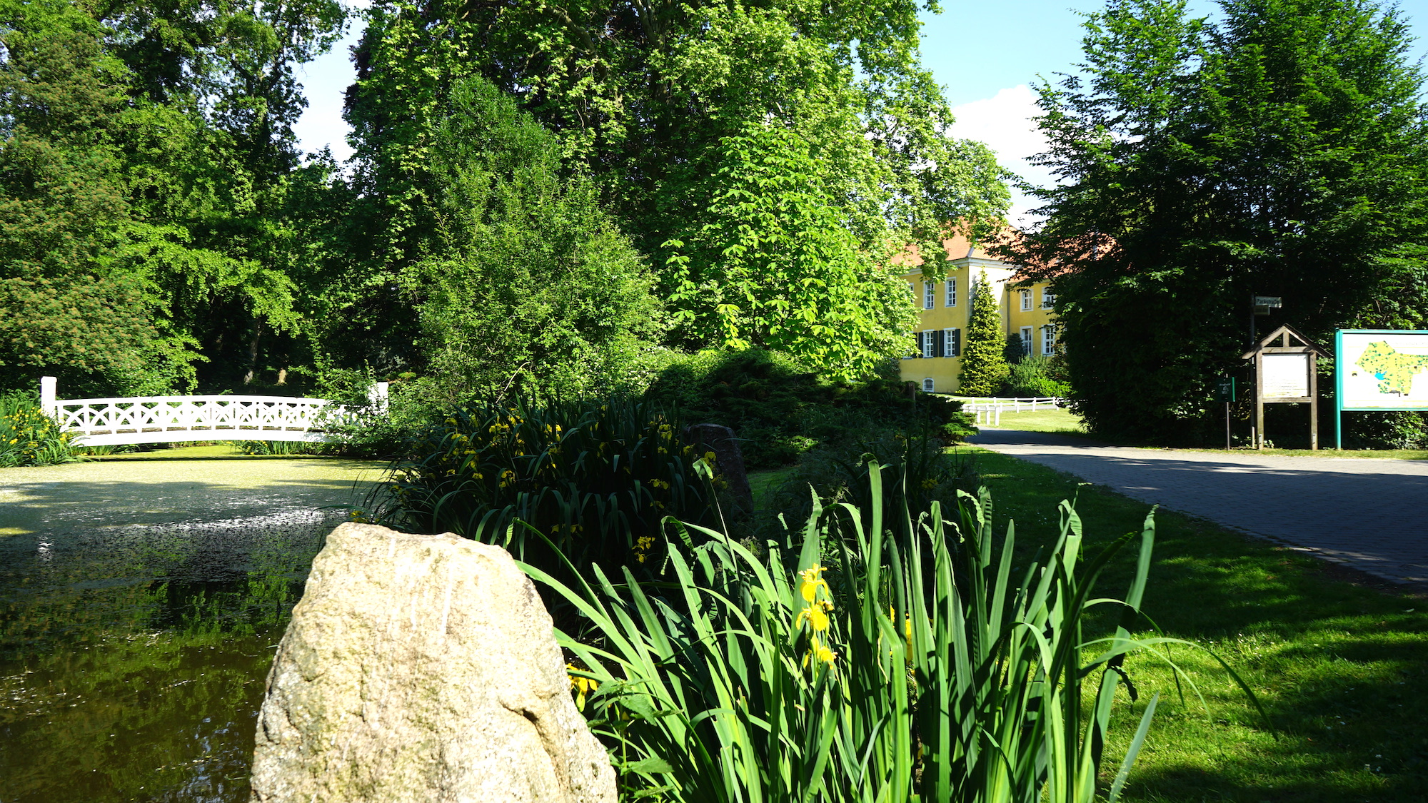 Schlossteich und Eingang zum Park. Im Hintergrund das Gutshaus in Destedt / Beate Ziehres