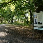 Infotafel am Bismarckturm mit Wegweiser zur Asseburg / Beate Ziehres