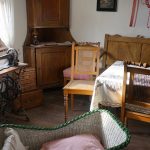 Heimatmuseum Hornburg: Zimmer mit Nähmaschine und Stubenwagen im Biedermeierhaus / Beate Ziehres