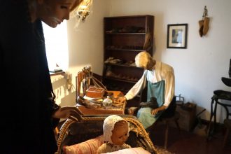 Hornburg: Heimatmuseum und Biedermeierhaus – Zeitreise bis ins Mittelalter Heimatmuseum Hornburg: In der Schusterstube des 19. Jahrhunderts hielt sich die ganze Familie auf / Beate Ziehres