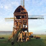 Nördliches Harzvorland, Windmühle Dettum: Die restaurierte Mühle wird an ihrem neuen Standort wieder aufgebaut / Uwe Schäfer