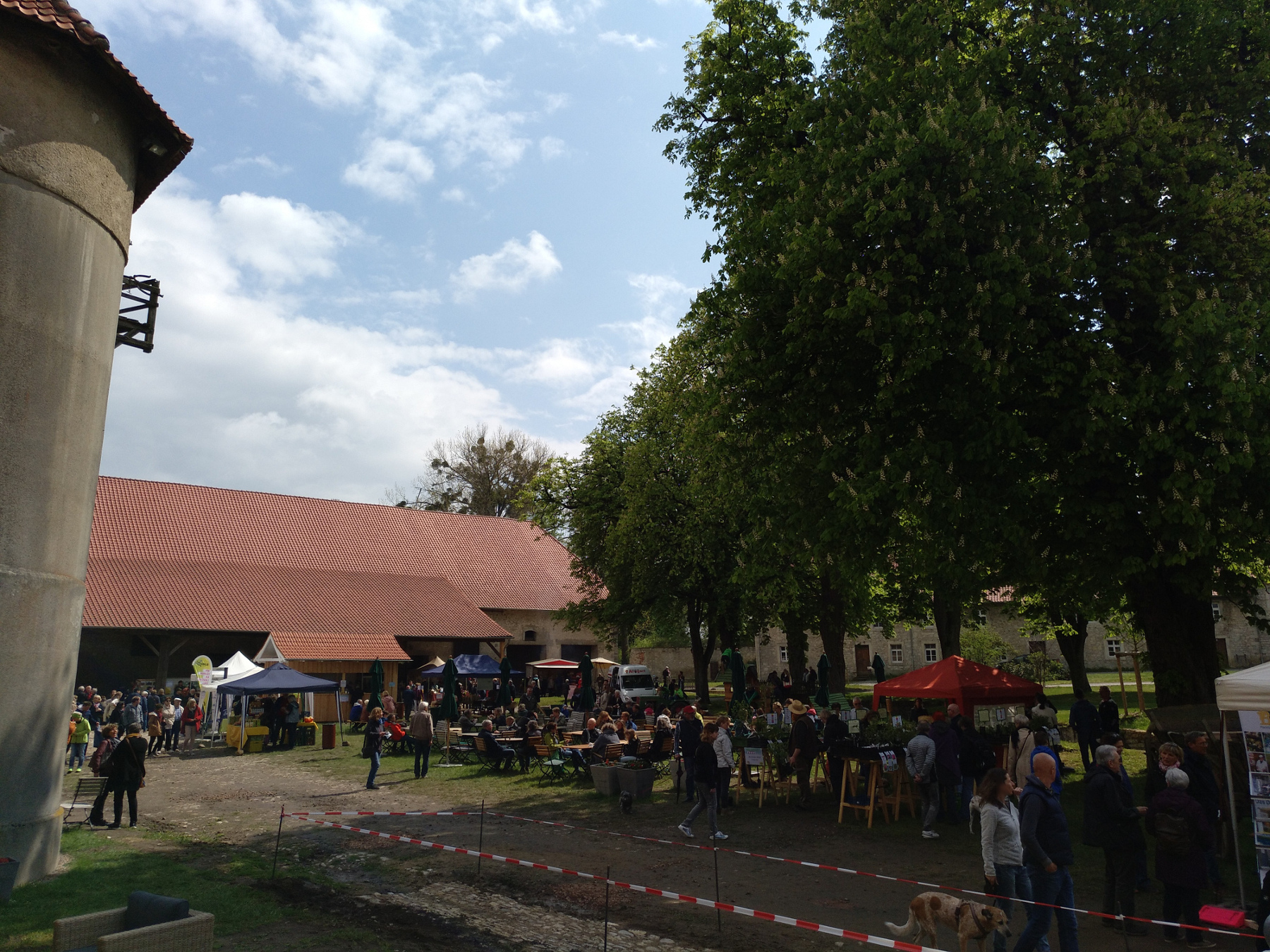im Hofinneren sehen sich viele Besucher an Ständen um