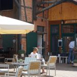 Nördliches Harzvorland: Hof vor Erikas Eiscafé in Döhren /Beate Ziehres