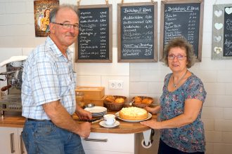 Nördliches Harzvorland: Erika Miethe und Friedrich Söchtig im Café / Beate Ziehres