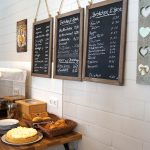 Nördliches Harzvorland: Blick hinter den Tresen von Erikas Eiscafé / Beate Ziehres