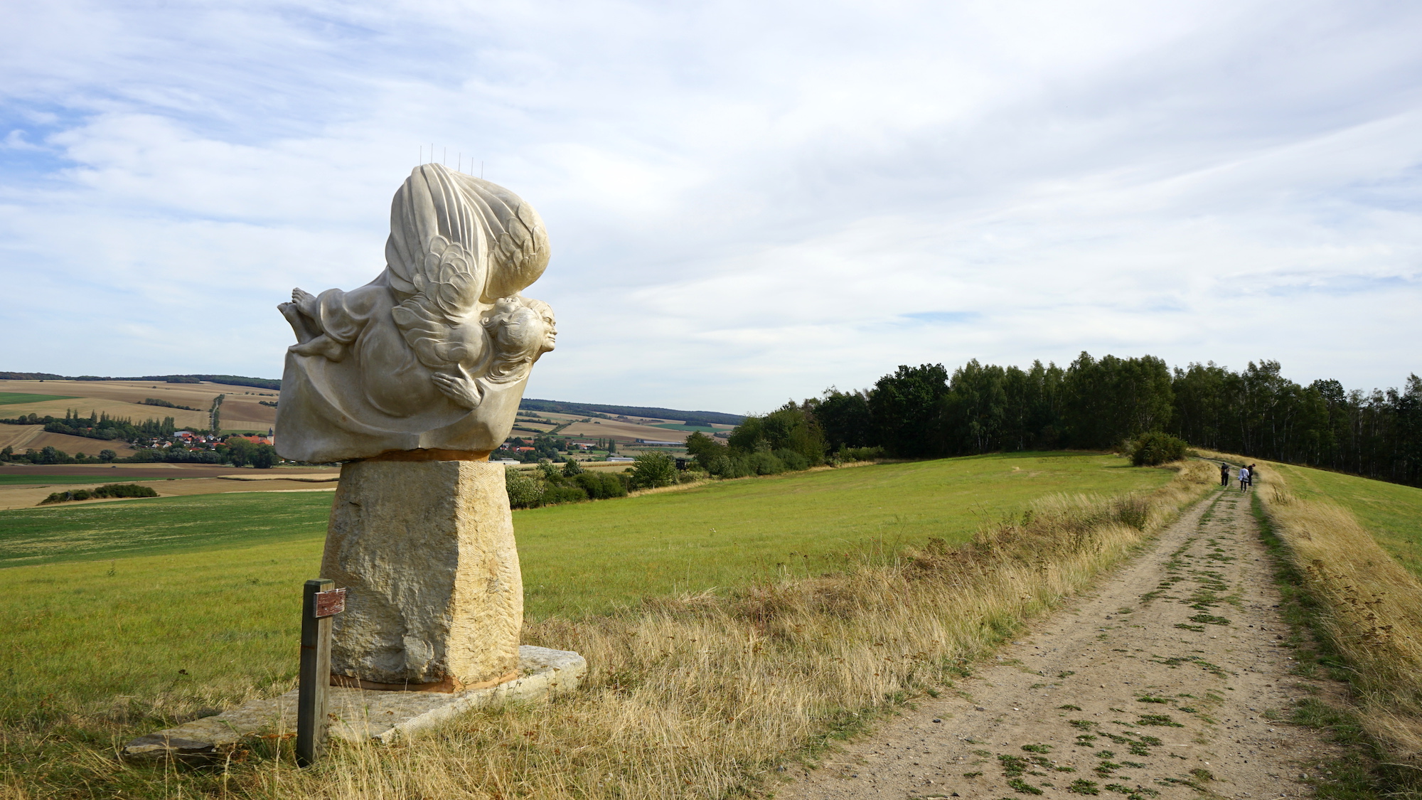 Nördliches Harzvorland: Die Skulptur "Sola Fide" am Kammweg auf dem Kleinen Fallstein / Beate Ziehres