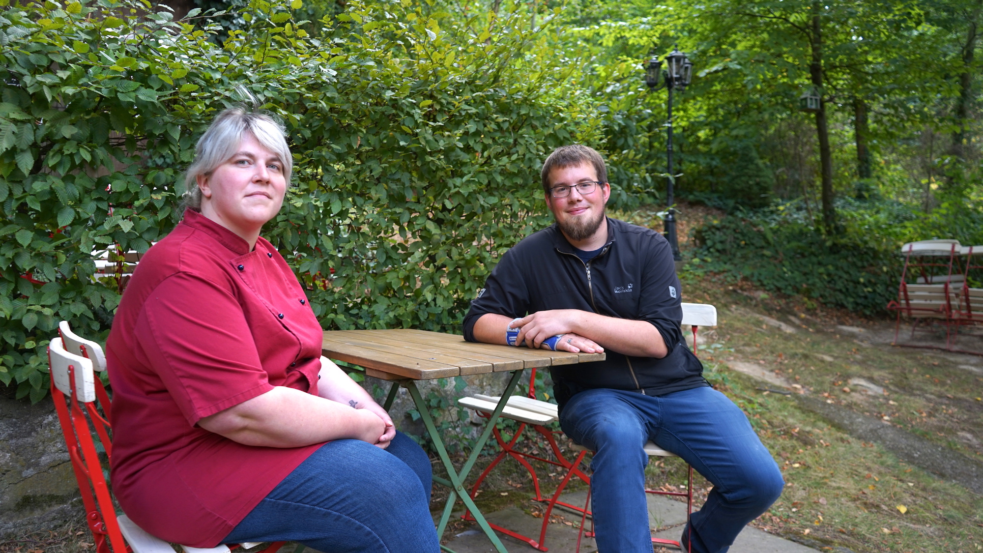 Nördliches Harzvorland: Sarah und Frank Willecke im Biergarten von "Willeckes Lust" / Beate Ziehres