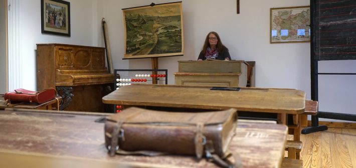 Nördliches Harzvorland, Städtisches Museum Schloss Salder Salzgitter, historisches Klassenzimmer, Renate Vanis. Foto: Beate Ziehres