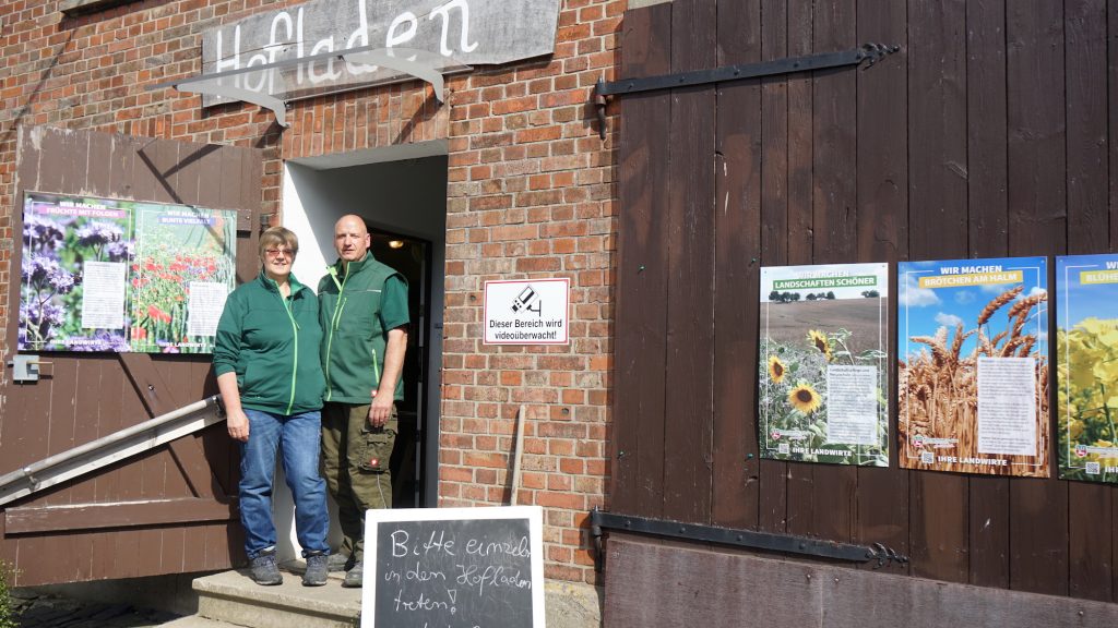 Anja und Ernst Glindemann vor dem Hofladen in Volzum, Nördliches Harzvorland / Beate Ziehres